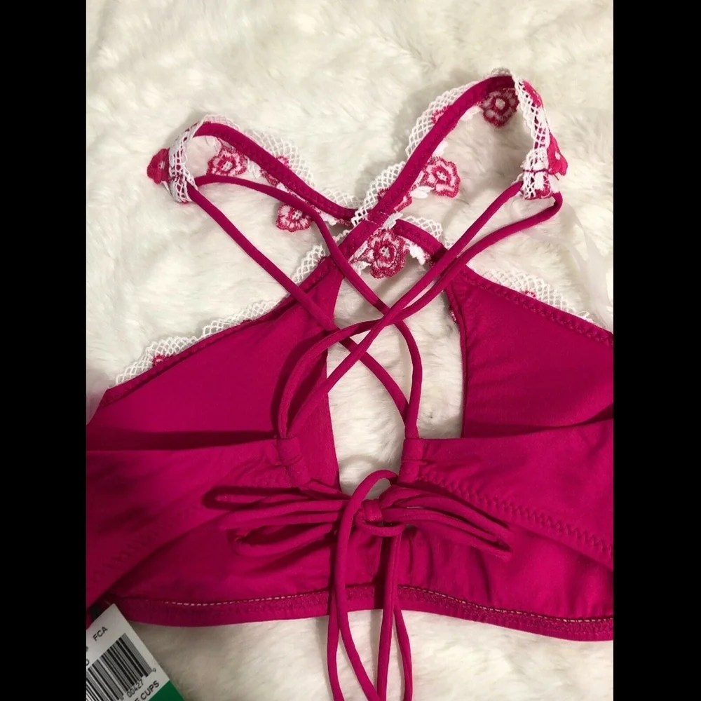 NWT Isabella Rose Trellis High‎ Neck Bikini Top